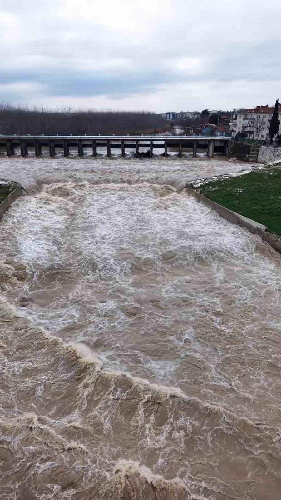 Kar ve yağmurların ardından, Mustafakemalpaşa &Ccedil;ayı coştu
