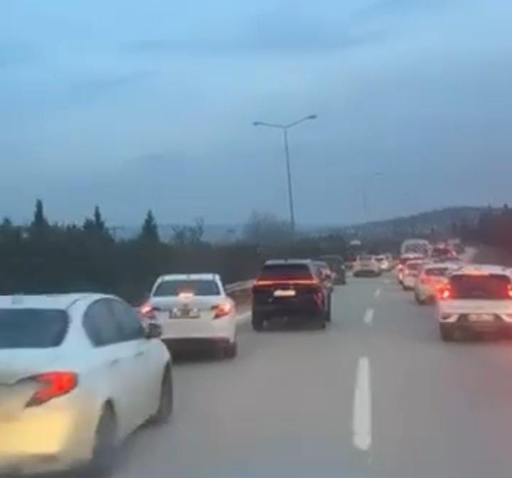 Bursa’da yoğun trafikte, fermuar sistemi takdir topladı