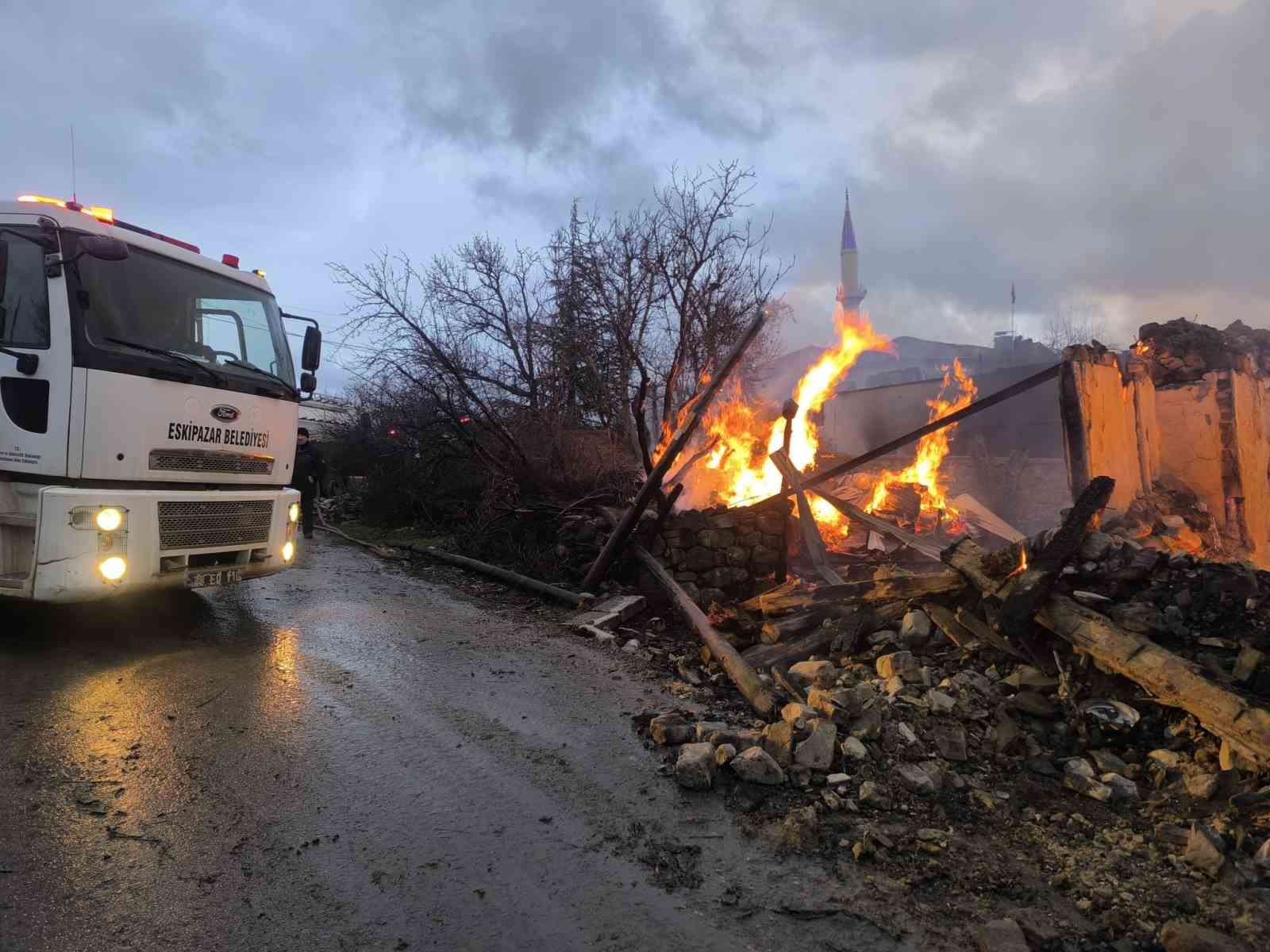 Karabük’te köyde çıkan yangın 4 evi ve bir ahırı küle çevirdi