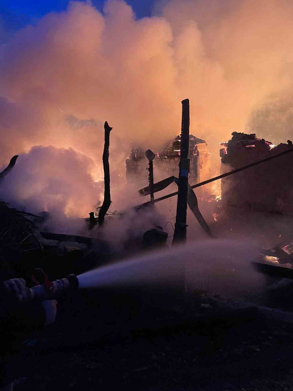 Karab&uuml;k&rsquo;te k&ouml;yde &ccedil;ıkan yangın 4 evi ve bir ahırı k&uuml;le &ccedil;evirdi
