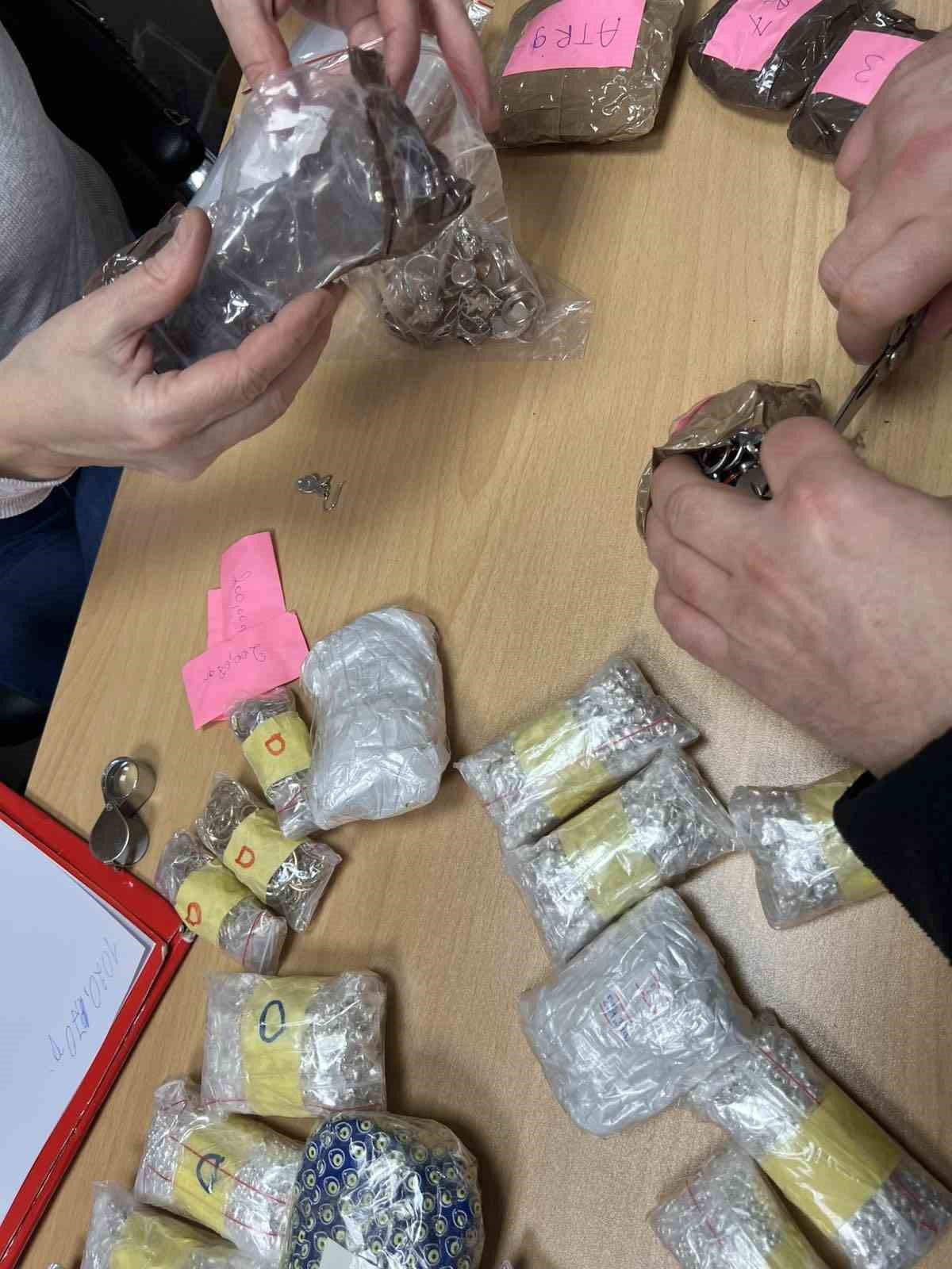 Oda spreyi ve gazoz şişelerine gizlenen 50 bin euro değerindeki ka&ccedil;ak altın ve g&uuml;m&uuml;ş ele ge&ccedil;irildi
