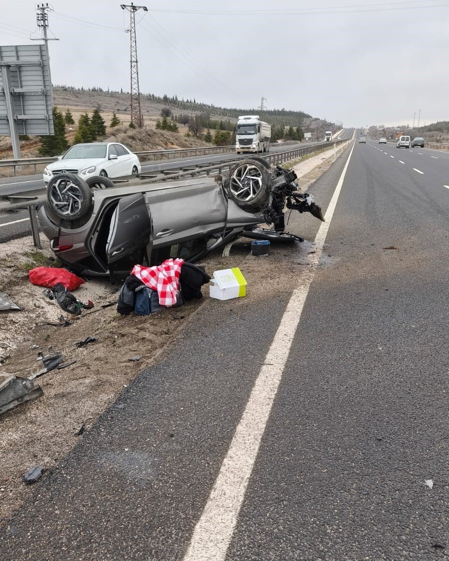 Kontrolden çıkan otomobil ters döndü: 2 yaralı