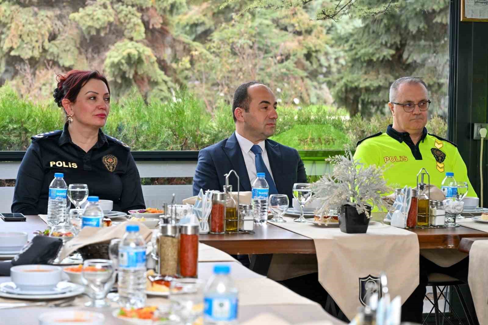 Eskişehir Emniyet M&uuml;d&uuml;r&uuml; Tolga Yılmaz emekli personelle bir araya geldi
