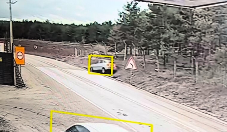 Kaygan yolda takla atan araçtaki 2 kişi yaralandı