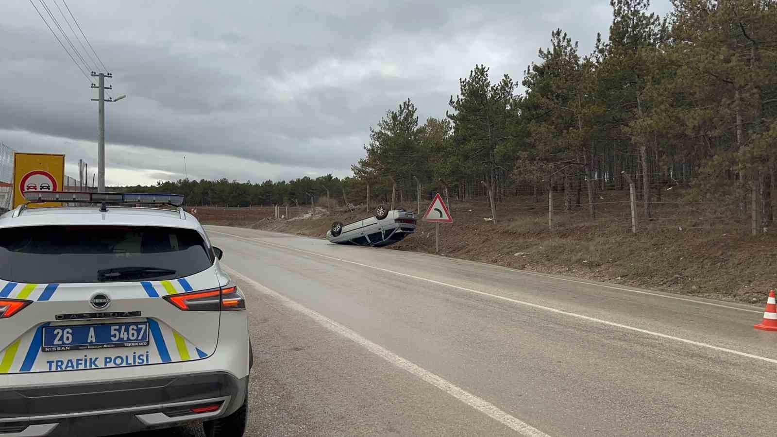 Kaygan yolda takla atan araçtaki 2 kişi yaralandı