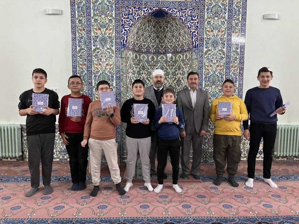 Hisarcık&rsquo;ta camilerde m&uuml;ezzinlik yapan &ouml;ğrenciler &ouml;d&uuml;llendirildi
