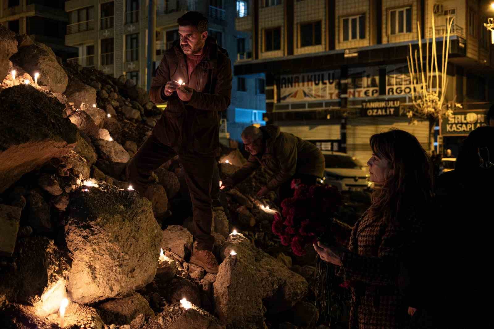Kahramanmaraş depremlerinin 3. yıl d&ouml;n&uuml;m&uuml;nde hayatını kaybedenler saat 04.17&rsquo;de anıldı
