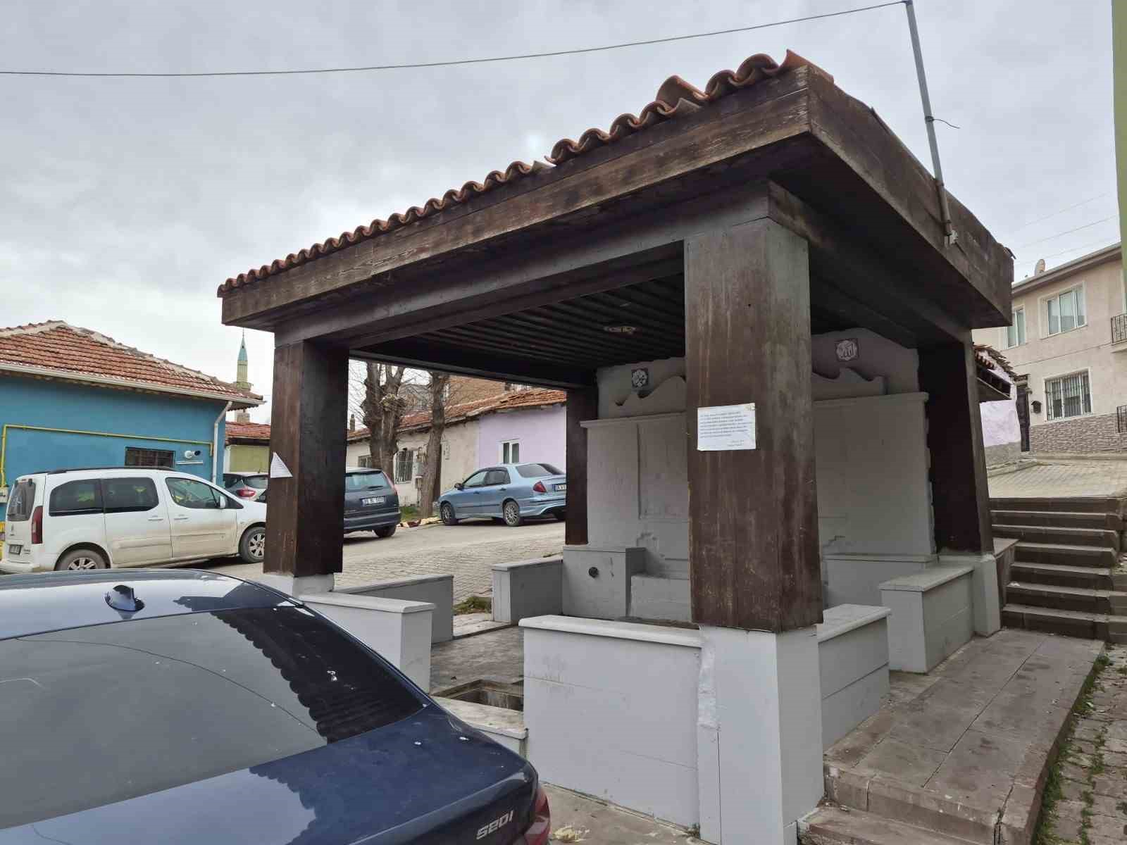 Eskişehir&rsquo;de tarihi &ccedil;eşmeye "&Ccedil;&ouml;p" darbesi: Muhtar &ccedil;areyi yazı asmakta buldu
