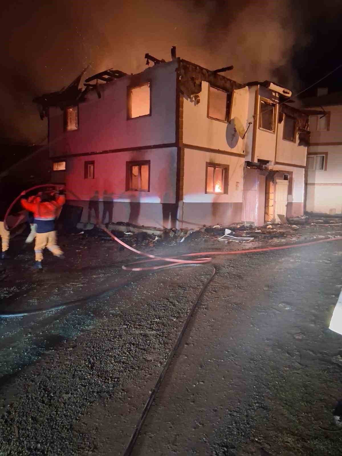 Kastamonu&rsquo;da alevlere teslim olan iki katlı ev kullanılamaz hale geldi
