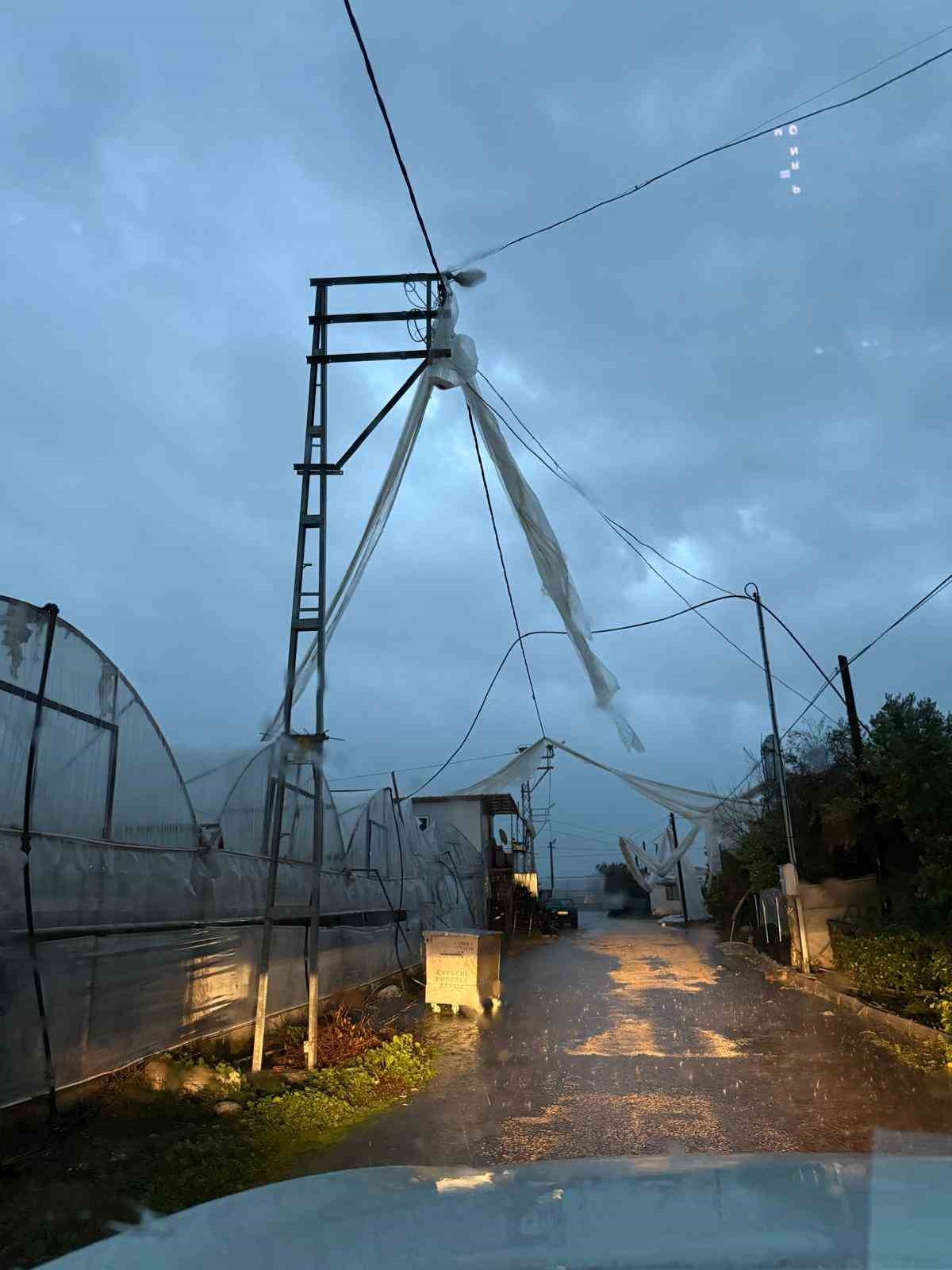 Kumluca’da yağmur ve hortum seraları vurdu