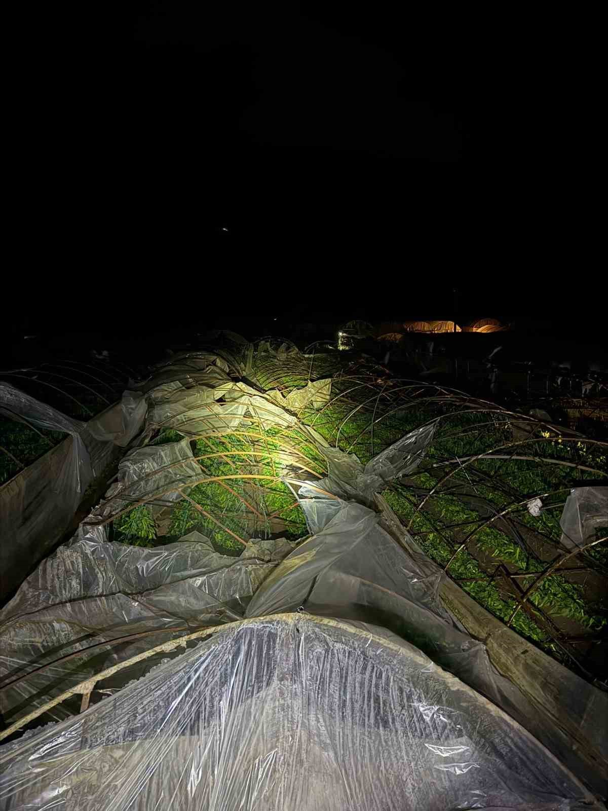 Kumluca&rsquo;da yağmur ve hortum seraları vurdu
