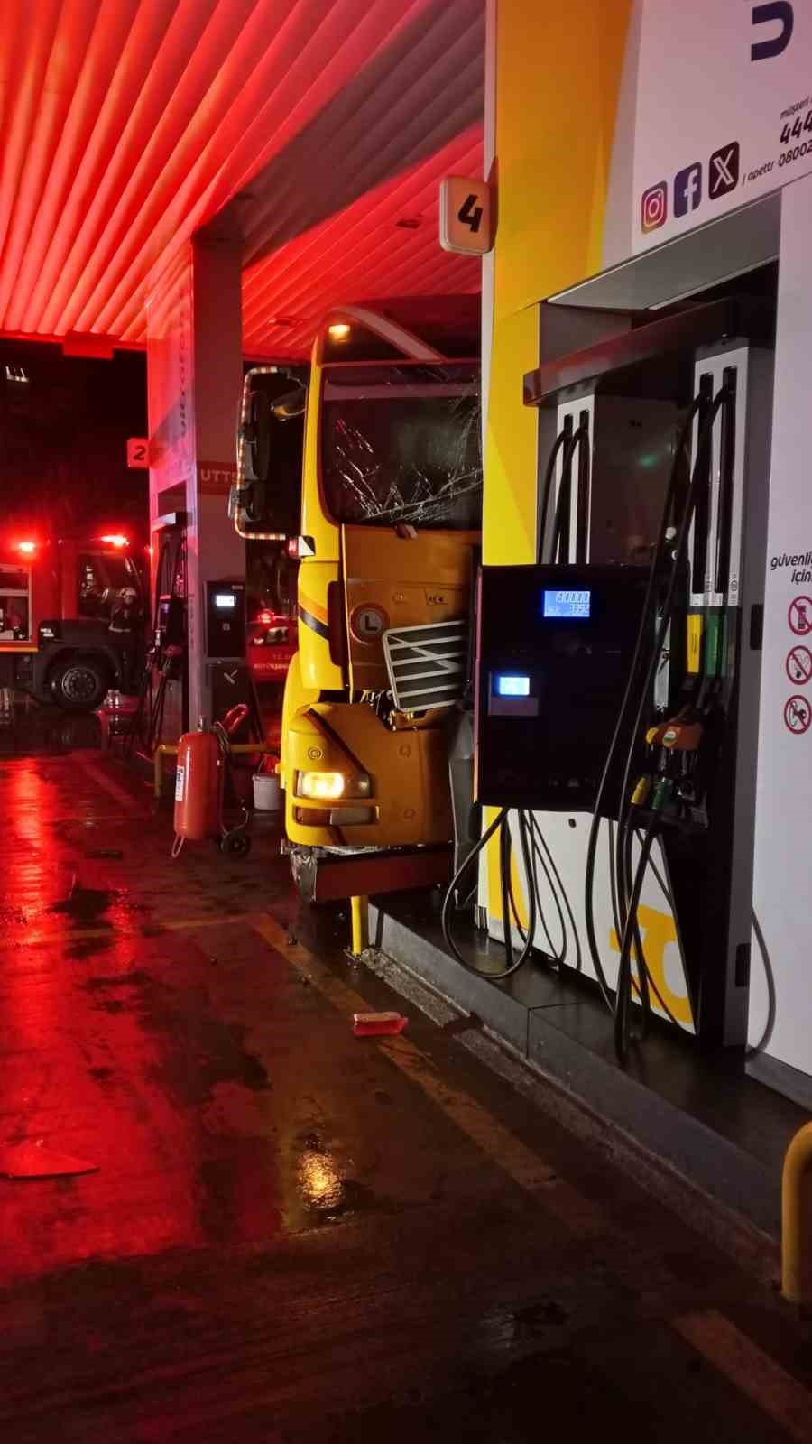 Aydın&rsquo;da vin&ccedil; akaryakıt istasyonuna daldı
