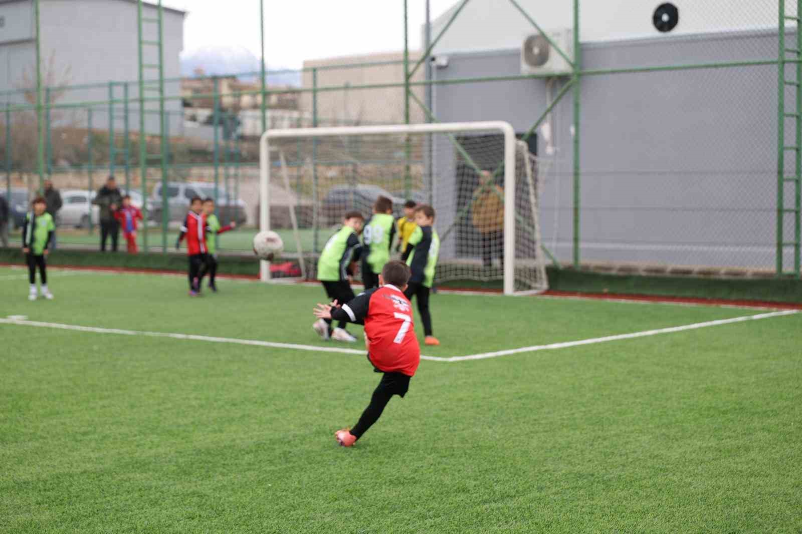 Merkezefendi&rsquo;de U-9 Şenlik Ligi t&uuml;m hızıyla devam ediyor
