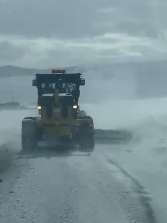 Özel İdare ekipleri tipiden kapanan yolları açmak için aralıksız çalışıyor
