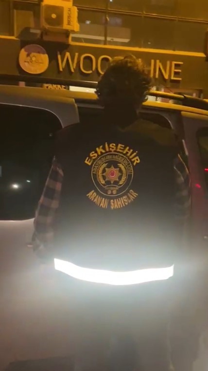 İnterpol&rsquo;&uuml;n kırmızı b&uuml;ltenle aradığı dolandırıcı Eskişehir&rsquo;de yakalandı
