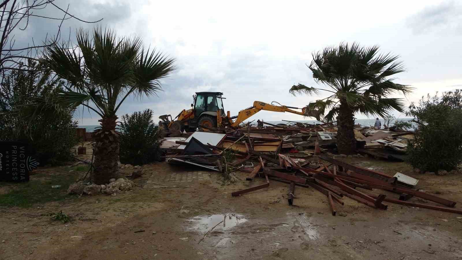 Side b&uuml;y&uuml;k plajda g&uuml;n&uuml;birlik 15 işletme yıkıldı
