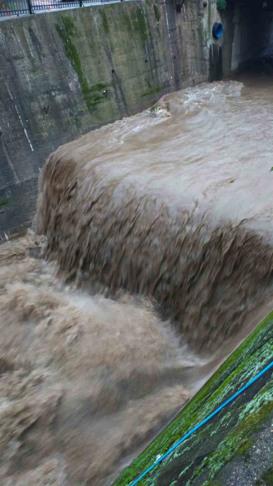 Tabakhane Deresi yağışla birlikte coştu