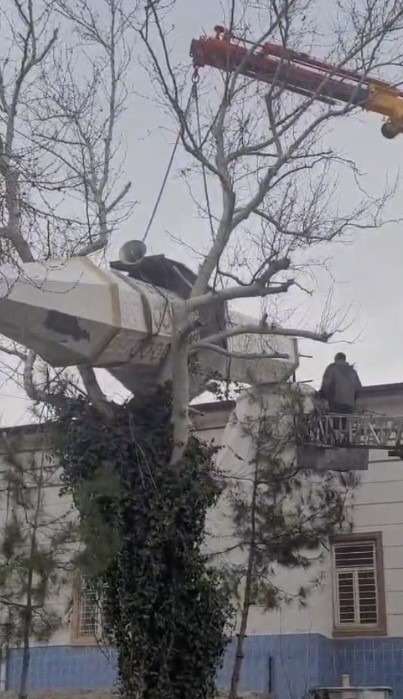 Osmaniye&rsquo;de şiddetli r&uuml;zgar cami minaresini devirdi
