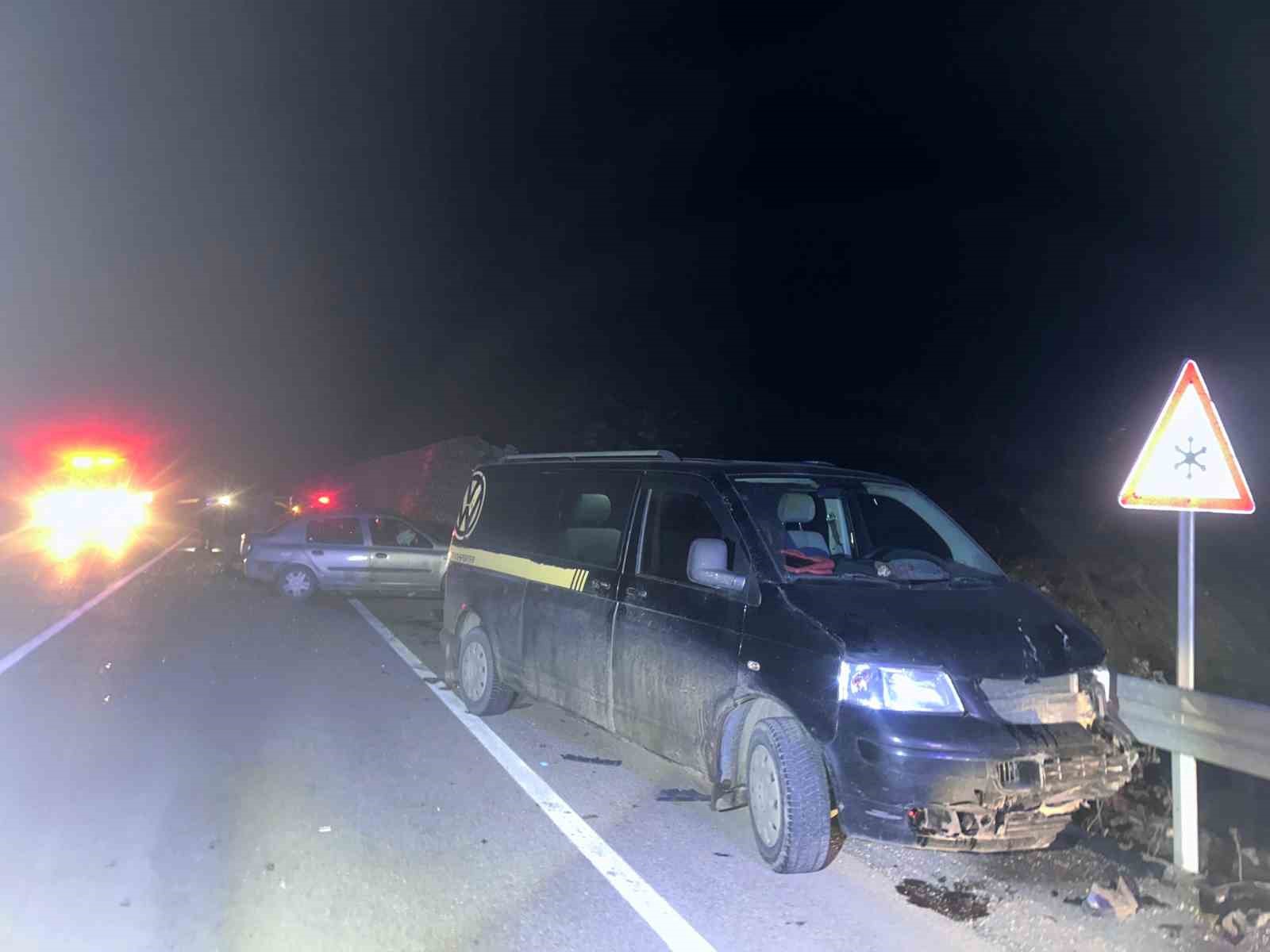 Kastamonu’da minibüs ile otomobil çarpıştı: 4 yaralı