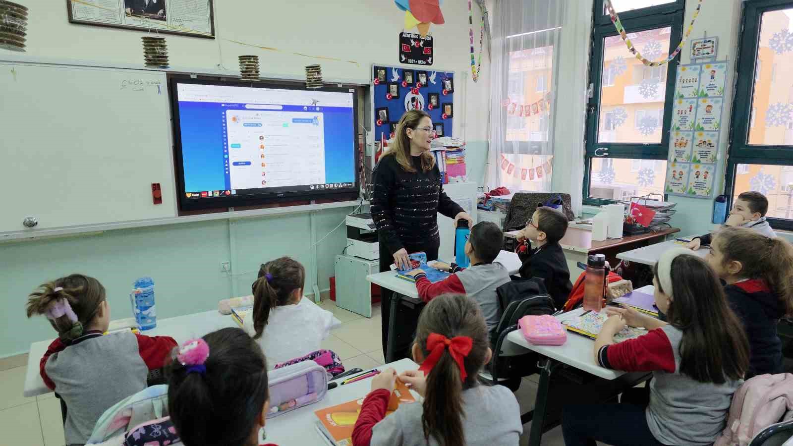 6 Şubat&rsquo;ı anlatan G&uuml;lcan &ouml;ğretmen: "65 saniyede hayatımız yıkıldı"
