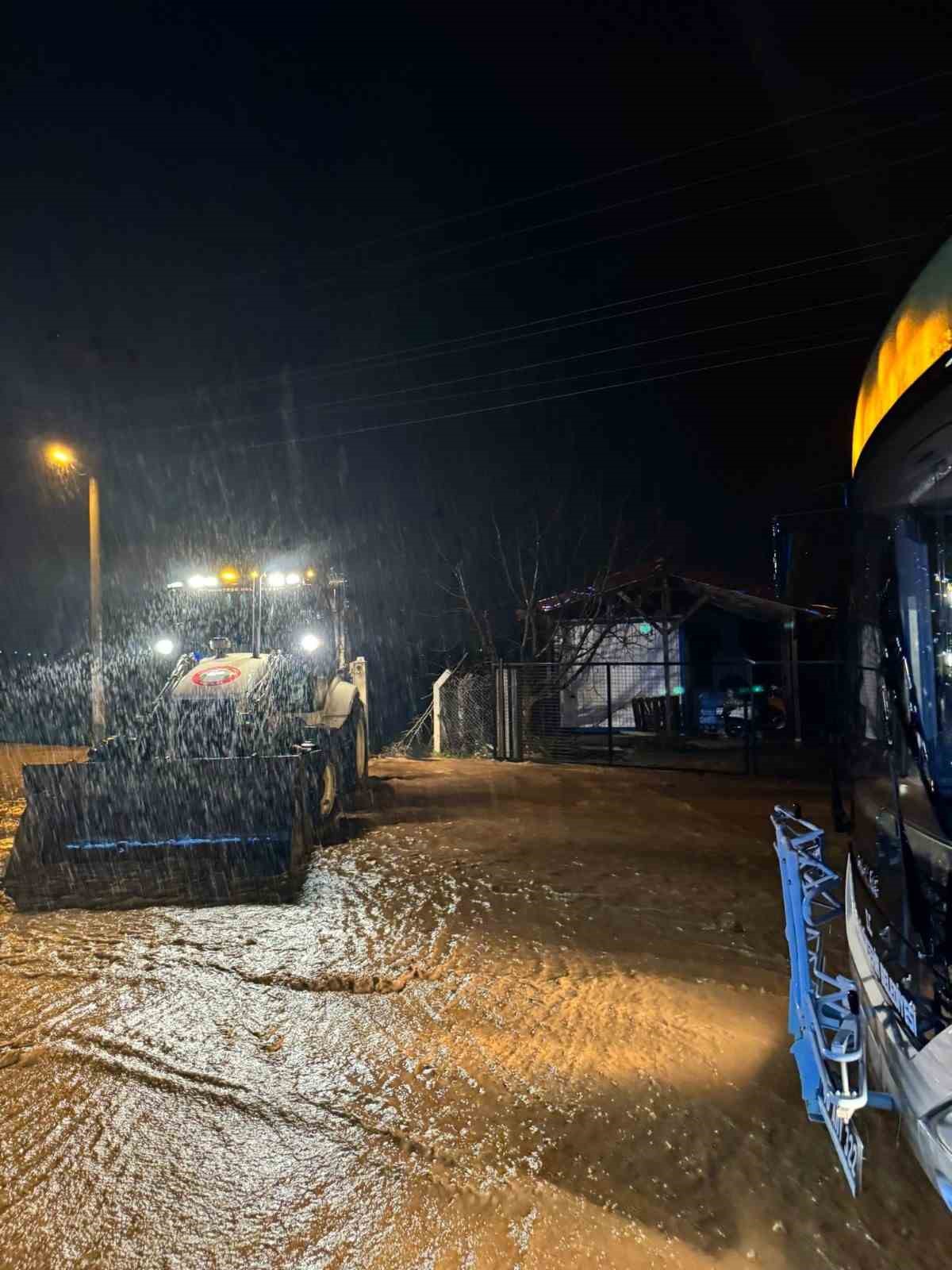 Menteşe Belediyesi ekipleri gece boyunca mesai yaptı
