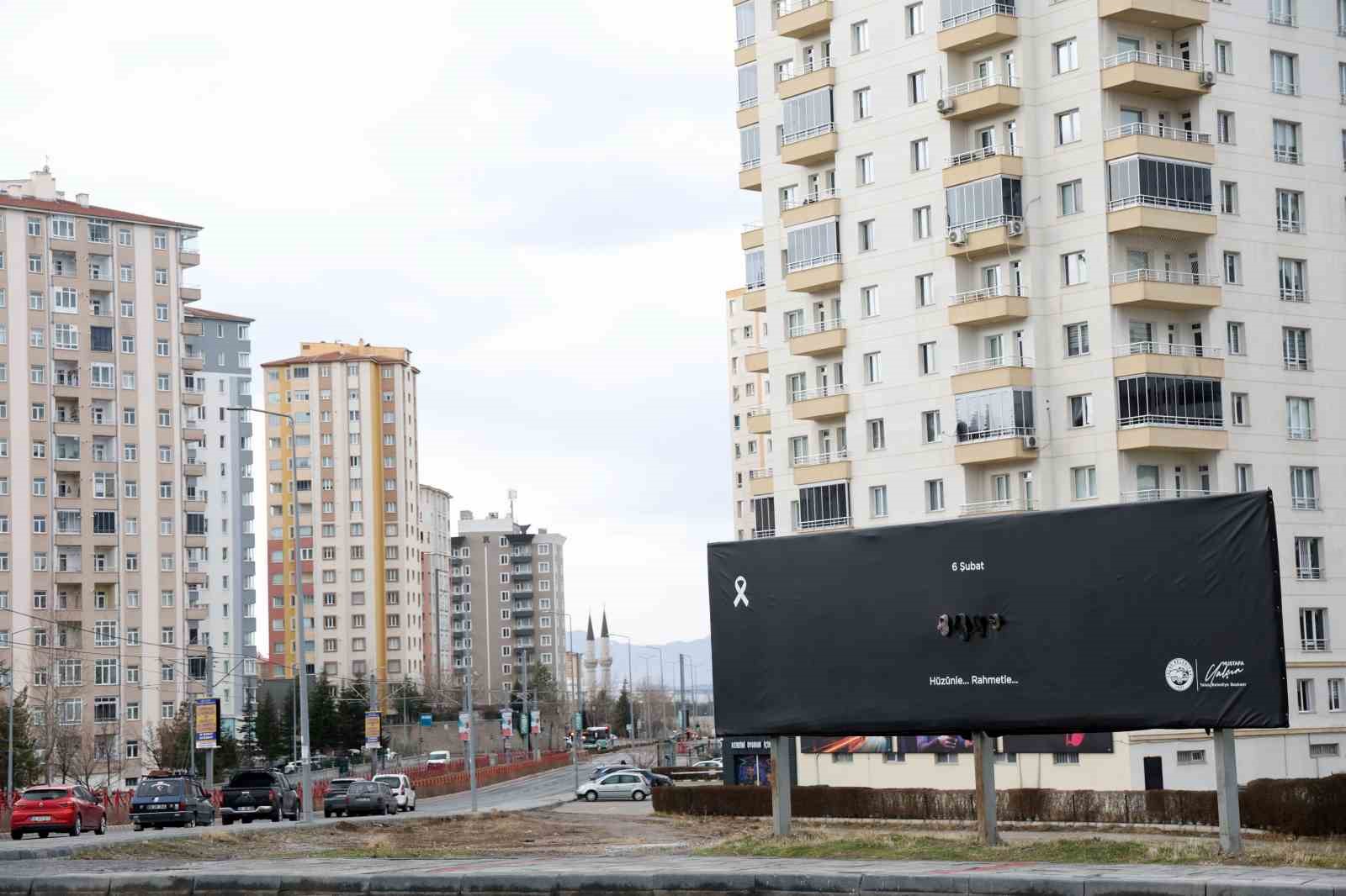Talas billboardlarında 6 Şubat vefası: "H&uuml;z&uuml;nle... Rahmetle..."
