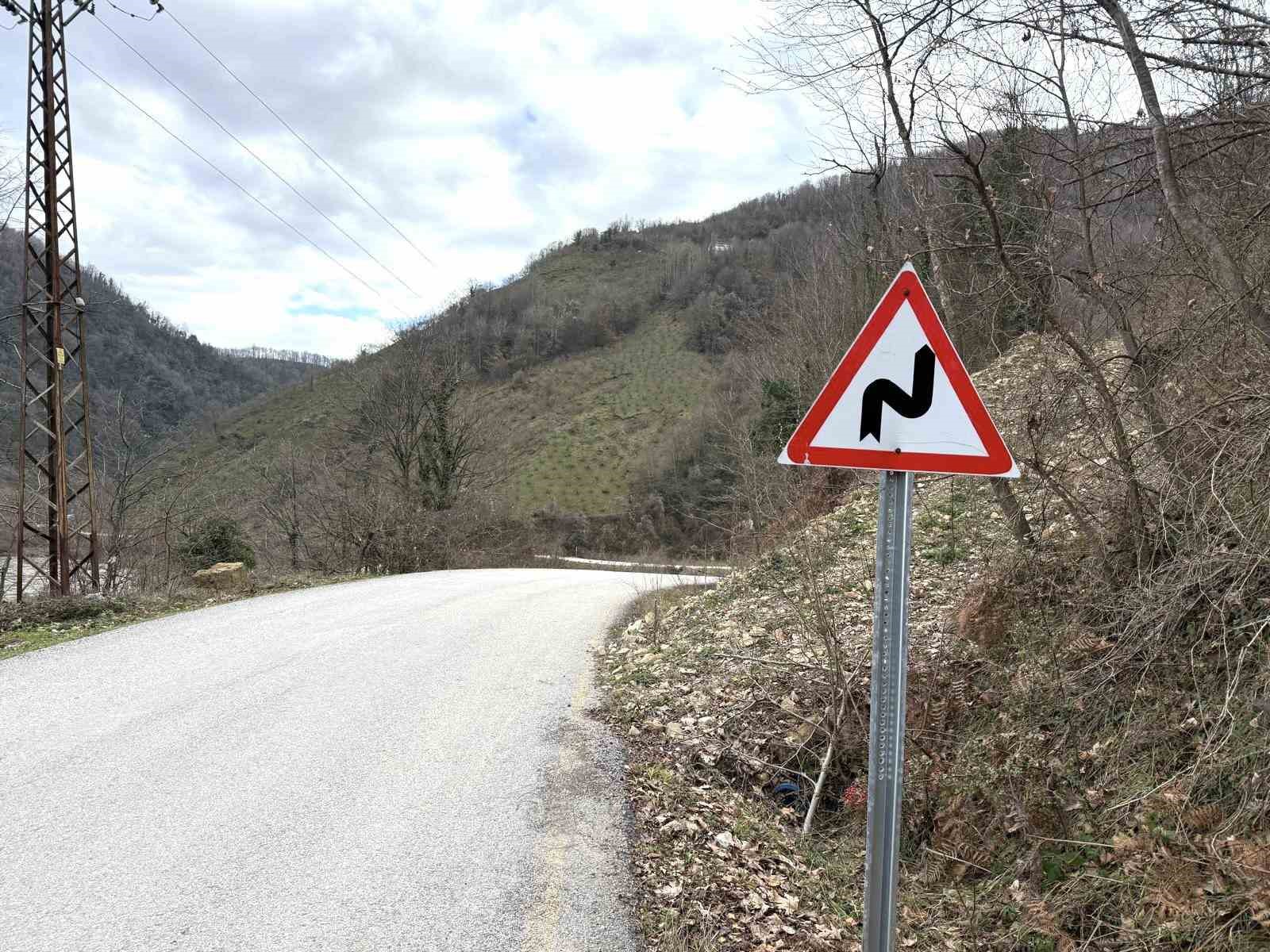 D&uuml;zce&rsquo;de trafik levhaları yenileniyor
