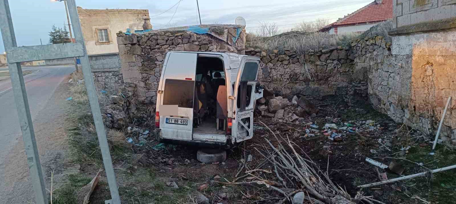 Aksaray&rsquo;da iş&ccedil;i servisi bah&ccedil;e duvarına &ccedil;arptı: 2&rsquo;si ağır 14 yaralı
