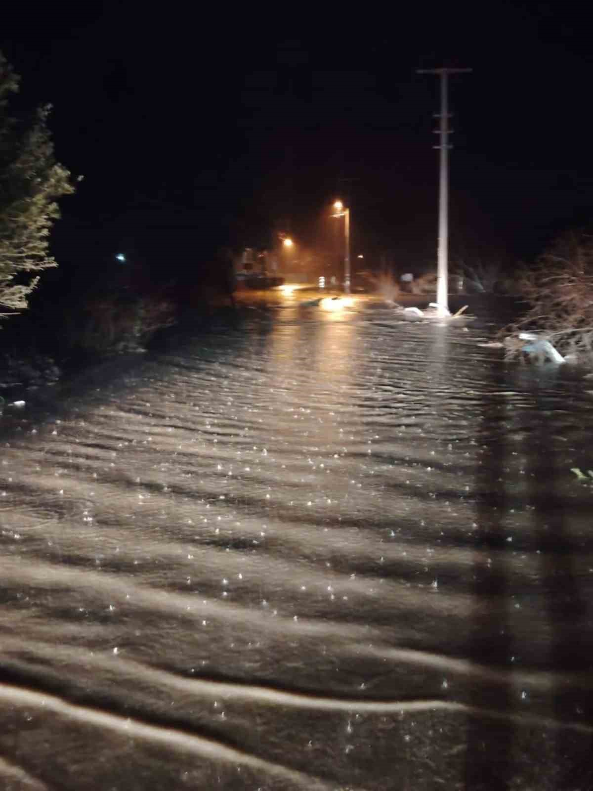 Naipli &Ccedil;ayı taştı, Germencik Belediyesi ekipleri m&uuml;dahale etti
