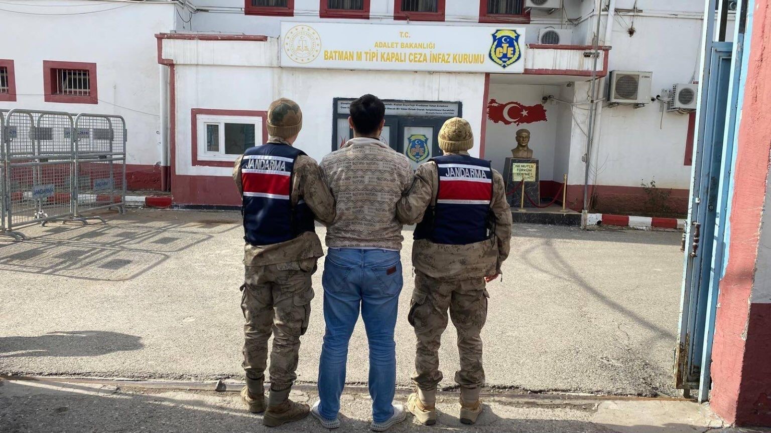 Batman’da jandarmadan kaçamadı: 15 yıl hapis cezası bulunan firari yakalandı