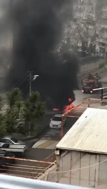 Bursa&rsquo;da yanan ara&ccedil; art arda patladı, mahalleli panik yaşadı
