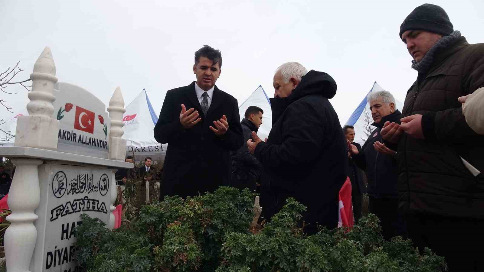 Deprem şehitleri 6 Şubat&rsquo;ın 3&rsquo;&uuml;nc&uuml; yılında kabirleri başında anıldı
