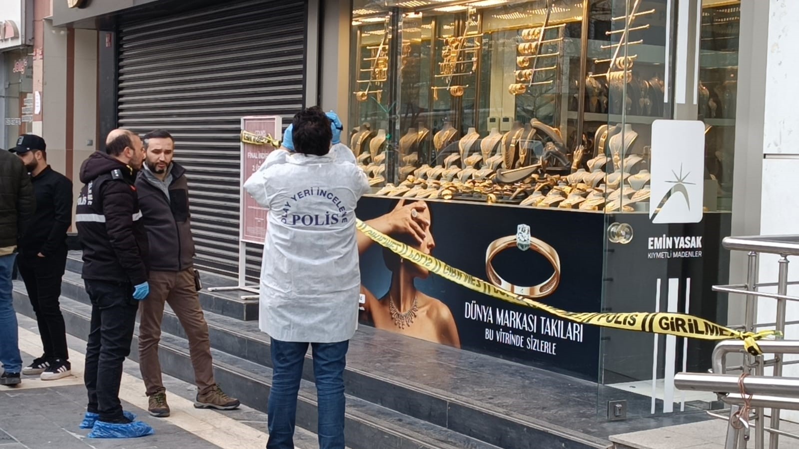 Batman&rsquo;da kuru sıkı tabancayla kuyumcu soygunu: 1 kilo altın &ccedil;alındı
