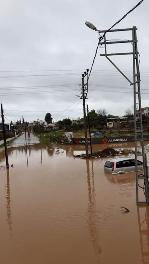 Antalya&rsquo;da kuvvetli sağanak taşkınlara yol a&ccedil;tı minib&uuml;ste mahsur kalanlar kep&ccedil;e yardımıyla kur&ccedil;arıldı
