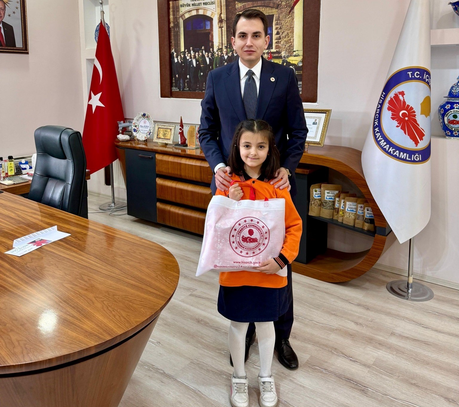 Hisarcık Kaymakamı Erkan Atam’dan başarılı öğrenciye ödül