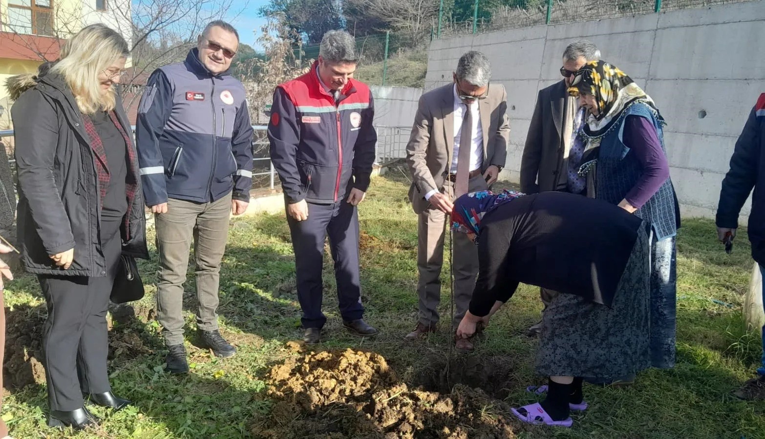 Sinop&rsquo;ta kuşaklar arası g&ouml;n&uuml;l k&ouml;pr&uuml;s&uuml; fidanlarla kuruldu
