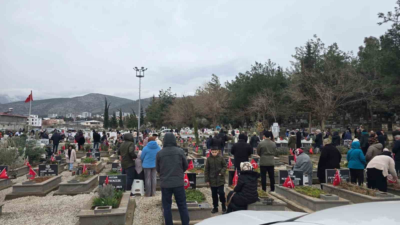 Gaziantep protokolünden İslahiye’de deprem şehitliğine ziyaret
