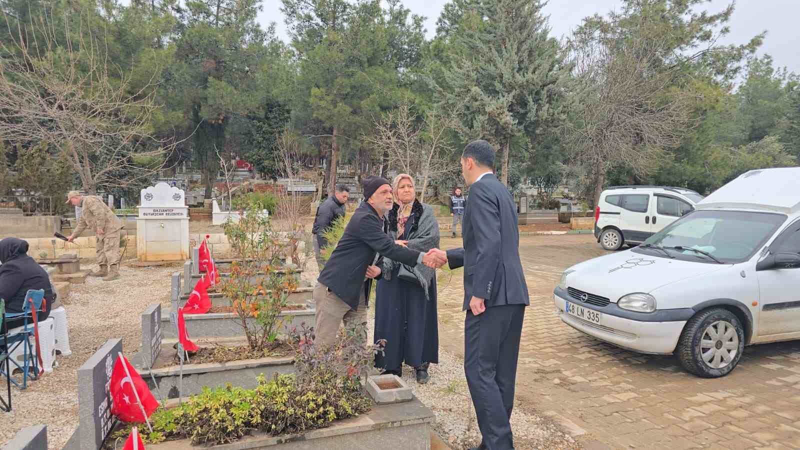 Gaziantep protokol&uuml;nden İslahiye&rsquo;de deprem şehitliğine ziyaret
