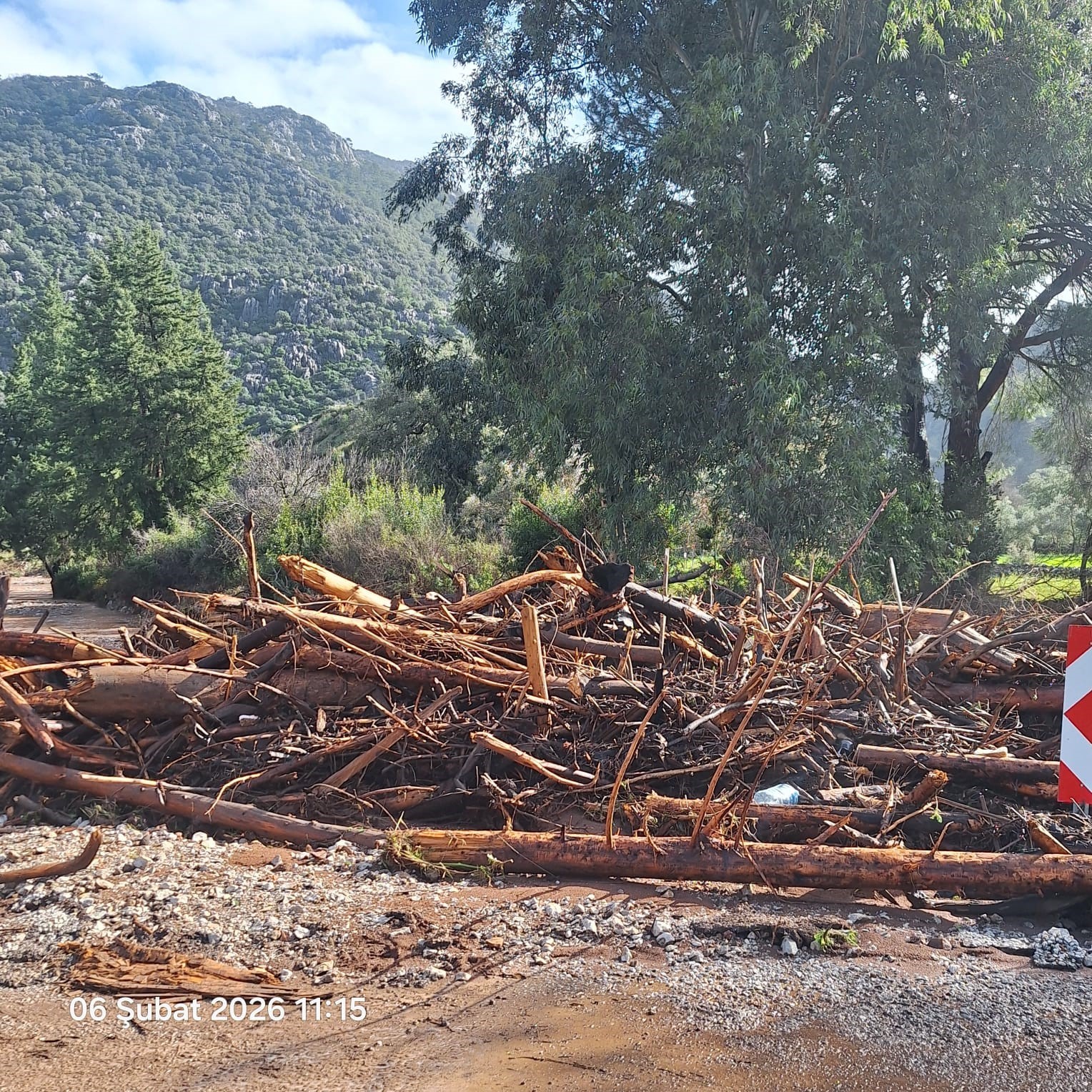 Marmaris&rsquo;te sağanak yağışın izleri g&uuml;n ağarınca ortaya &ccedil;ıktı
