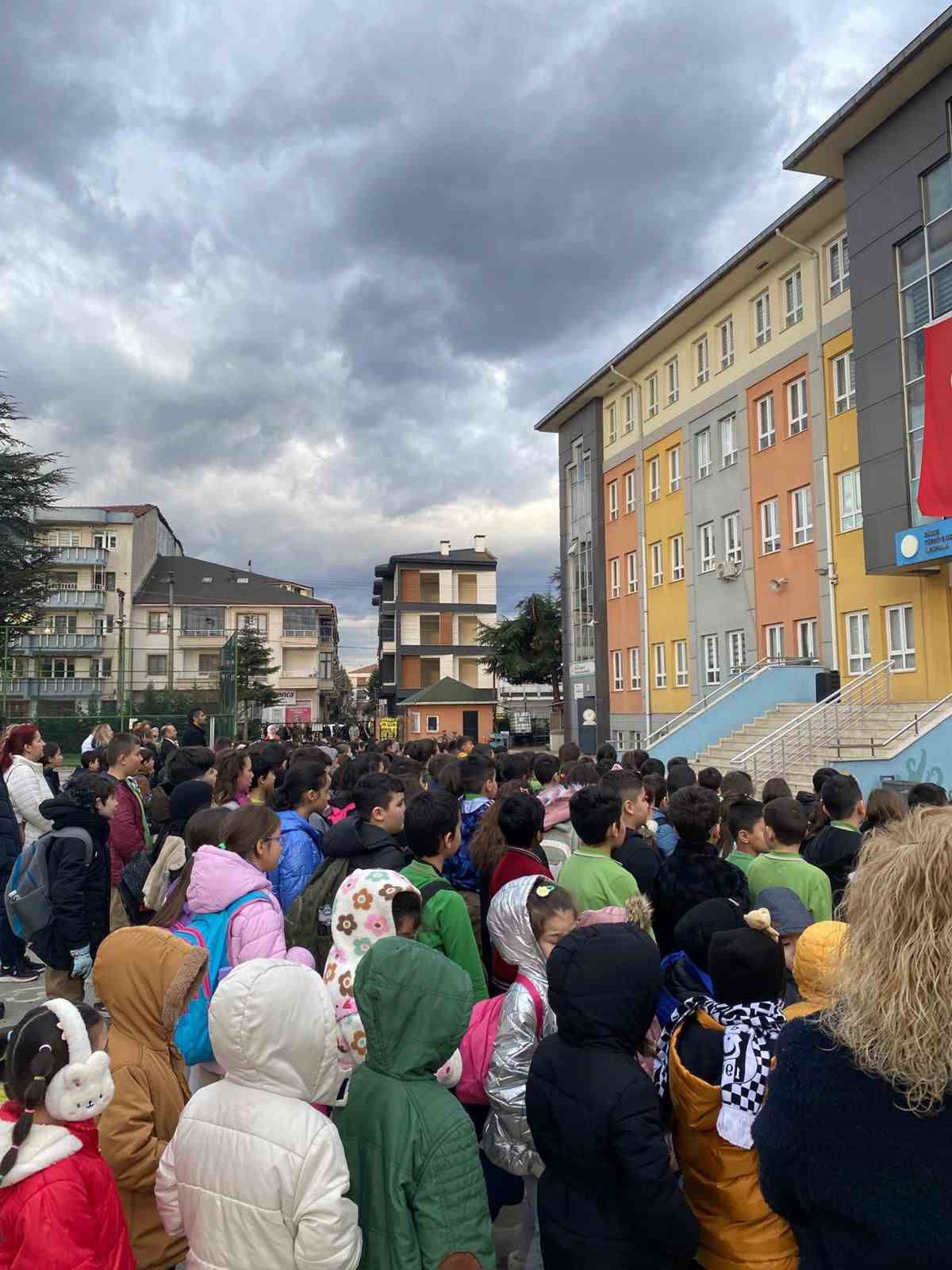 D&uuml;zce&rsquo;de okullarda 6 Şubat depremleri i&ccedil;in saygı duruşu
