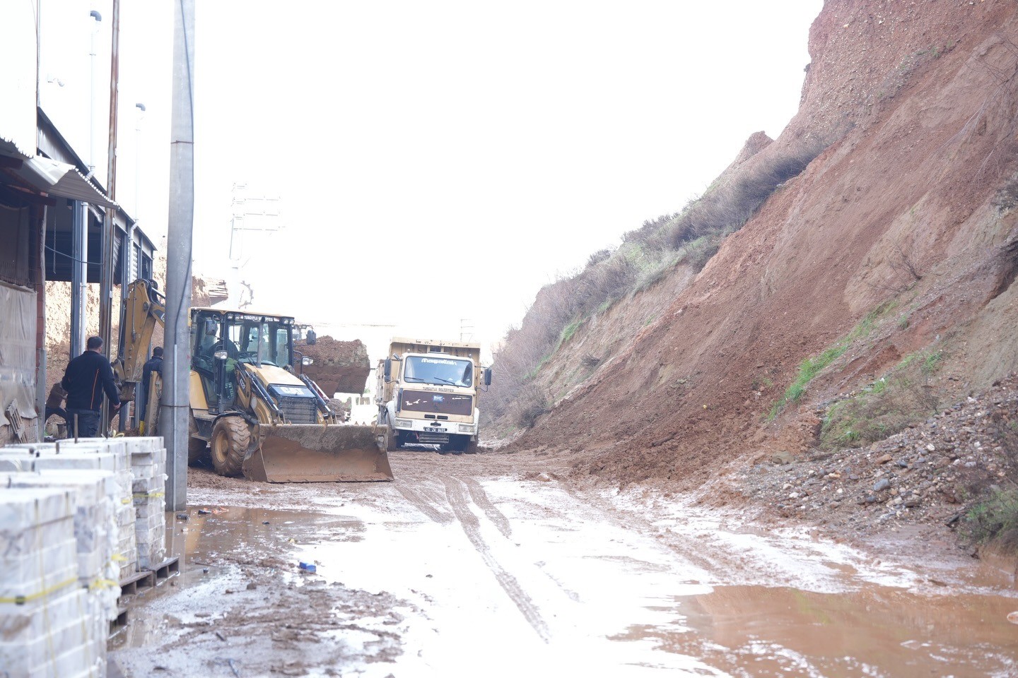 Turgutlu&rsquo;da şiddetli yağış toprak kaymasına neden oldu
