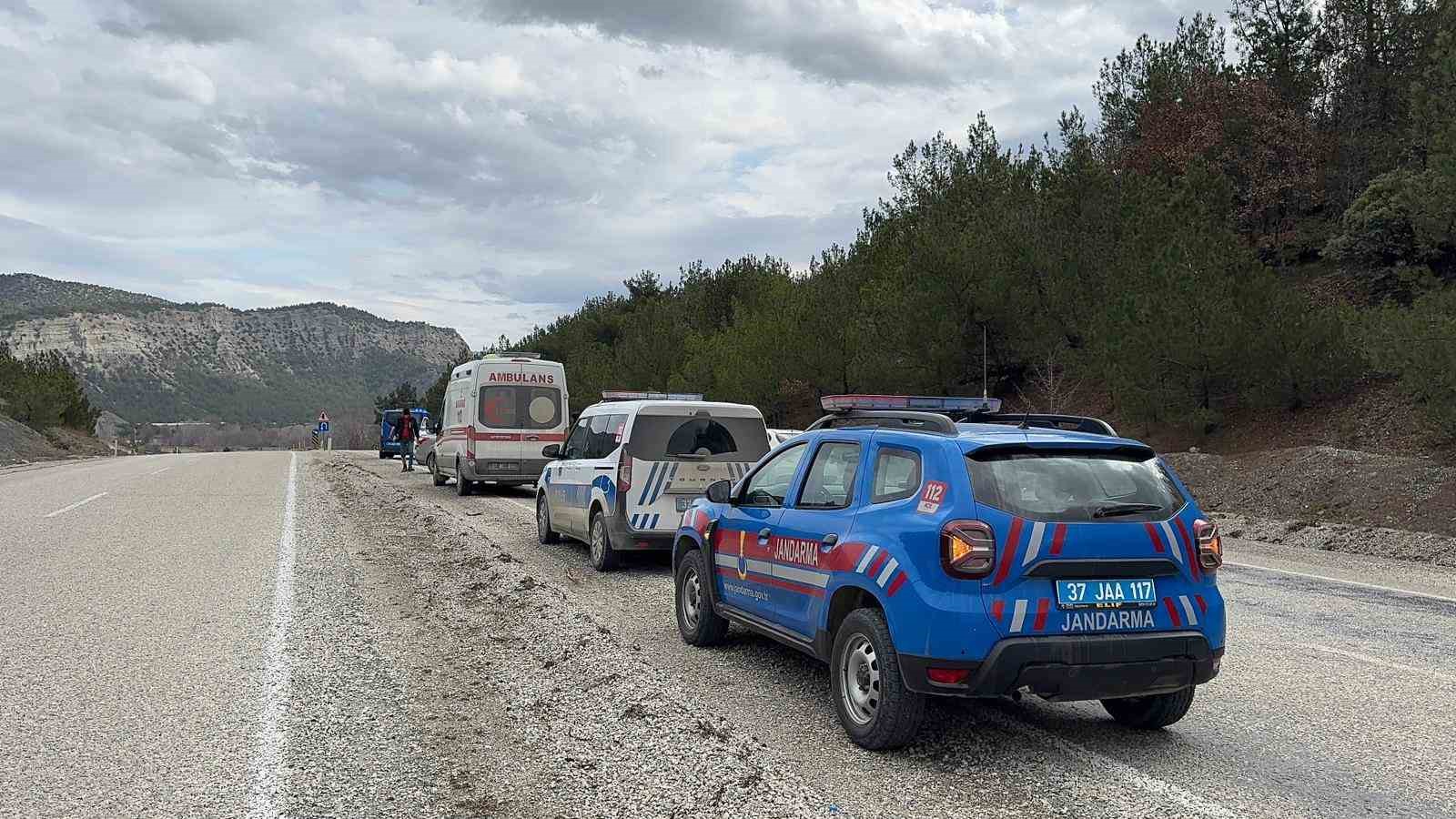 Kastamonu&rsquo;da pikap ile otomobil &ccedil;arpıştı: Eski belediye başkanı yaralandı
