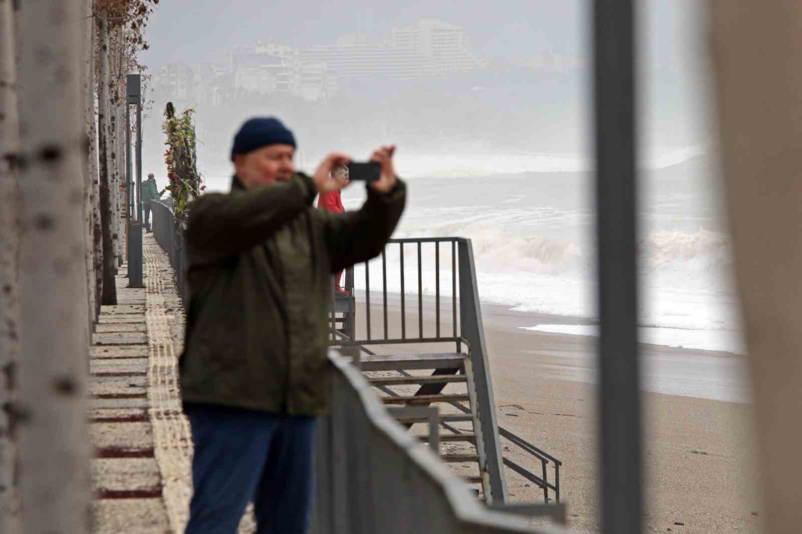 Dev dalgalar sahili d&ouml;vd&uuml;: Martılar balık, define avcıları kıymetli eşya aradı
