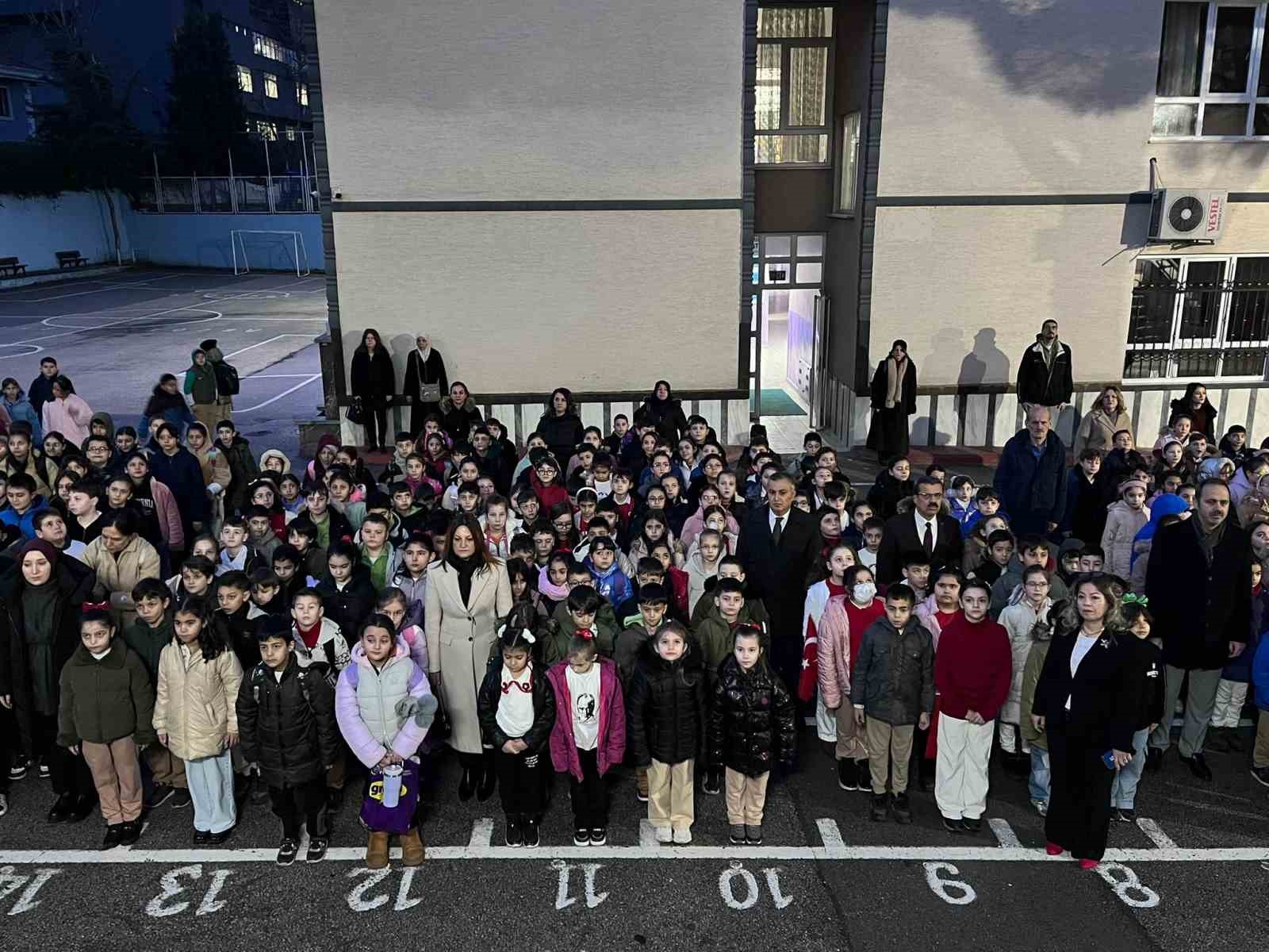 Bursa&rsquo;da minik &ouml;ğrenciler, depremde hayatını kaybedenleri unutmadı

