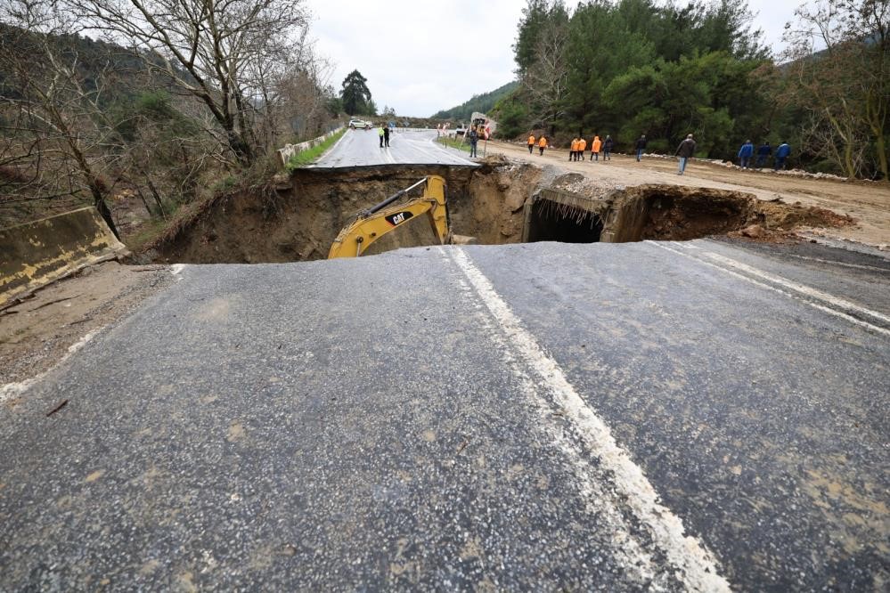 Aydın sınırında &ccedil;&ouml;ken yol ulaşıma kapandı
