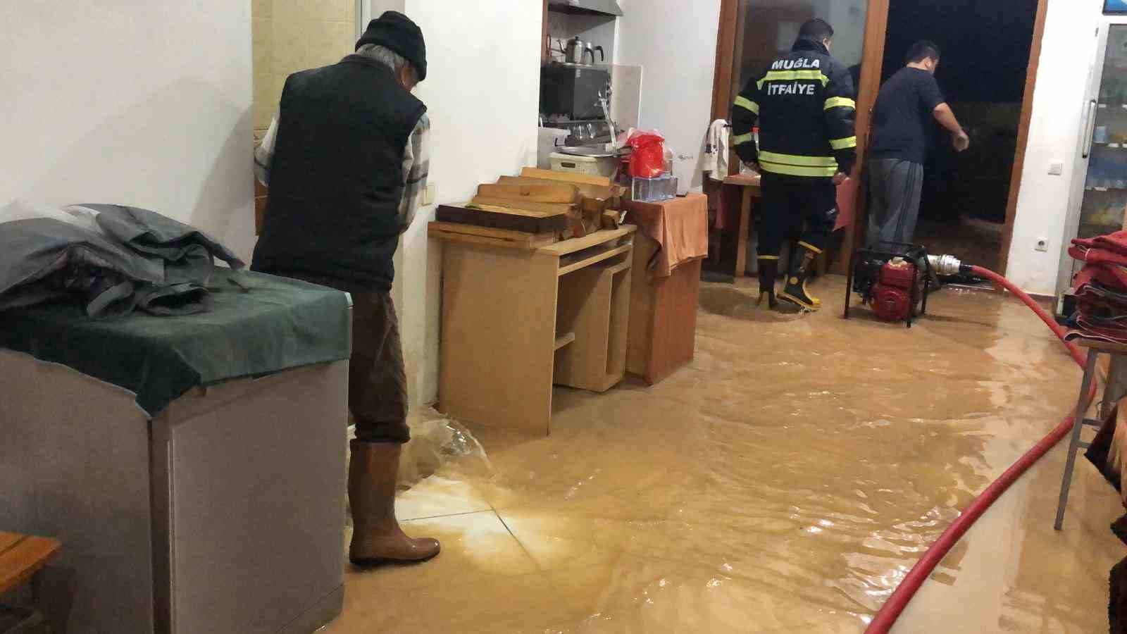 İşyerine su basan esnaf Dat&ccedil;a Belediyesi&rsquo;ne tepki g&ouml;sterdi
