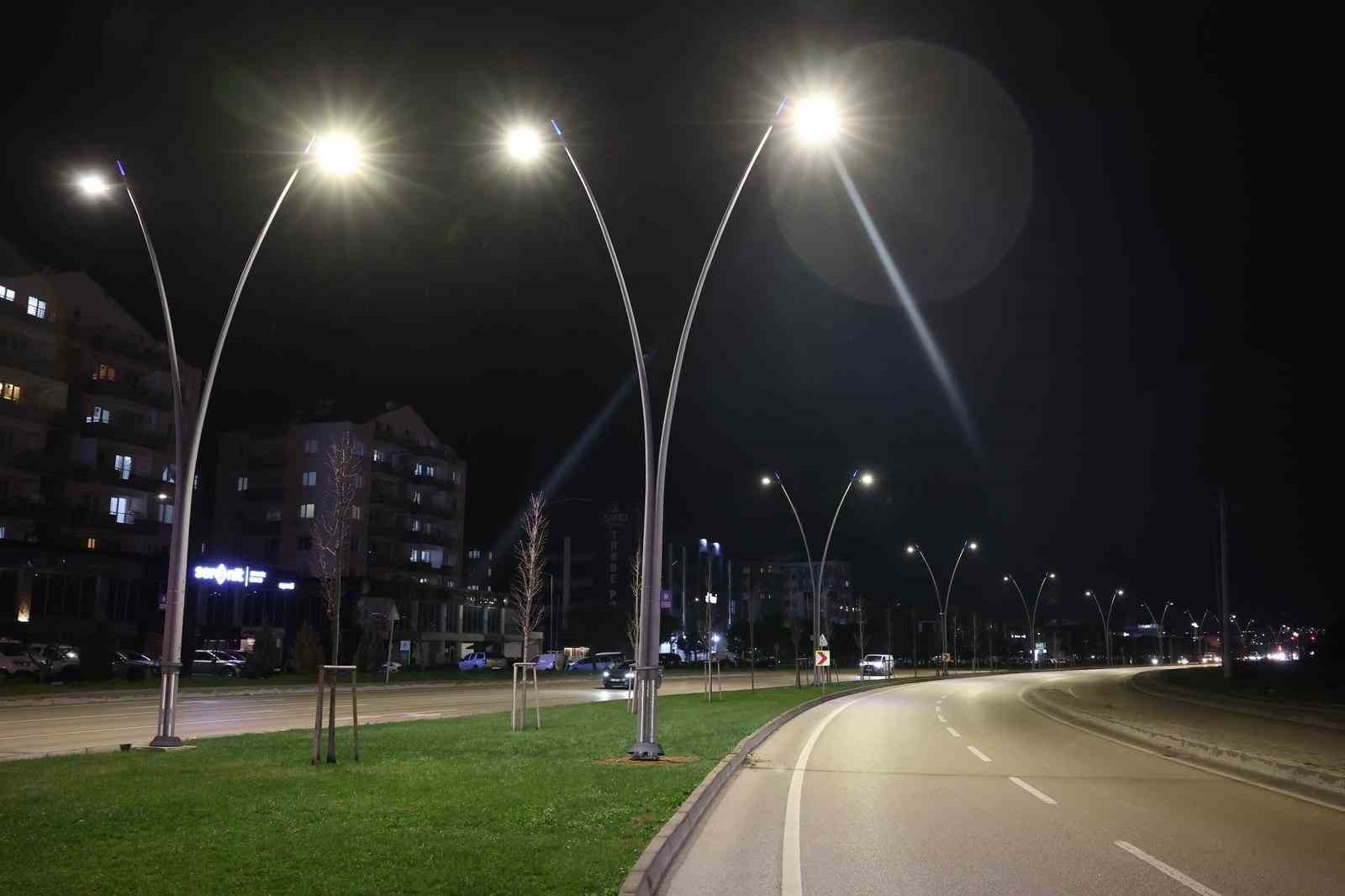 &Ccedil;alı yolu b&uuml;y&uuml;kşehirle aydınlandı
