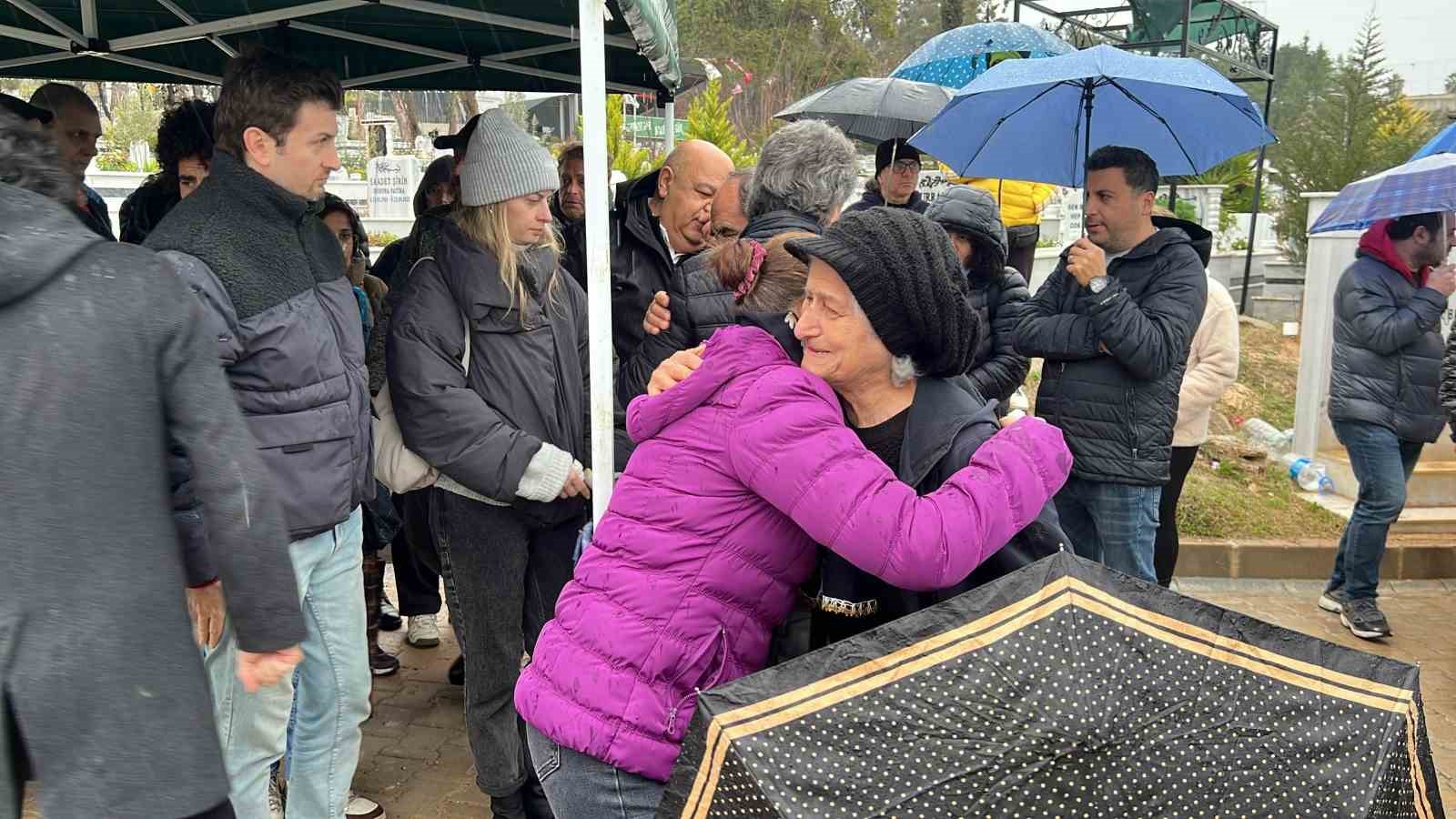 Mersin&rsquo;de hayatını kaybeden keman sanat&ccedil;ısı La&ccedil;in Akyol, mezarı başında anıldı
