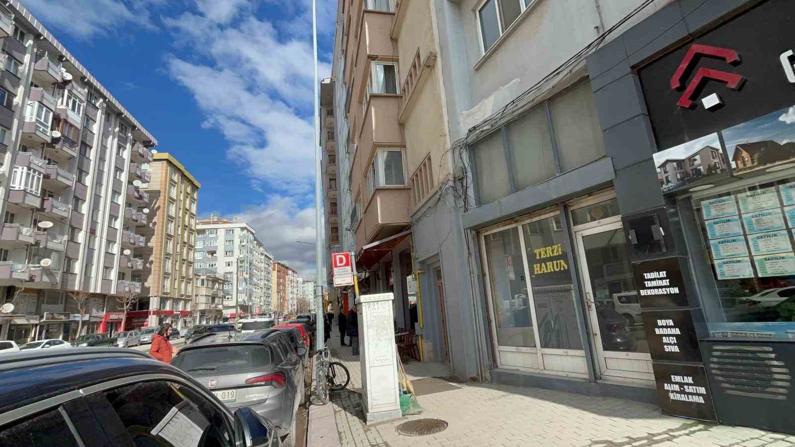 74 yaşındaki adam &ccedil;&ouml;p evde &ouml;l&uuml; bulundu
