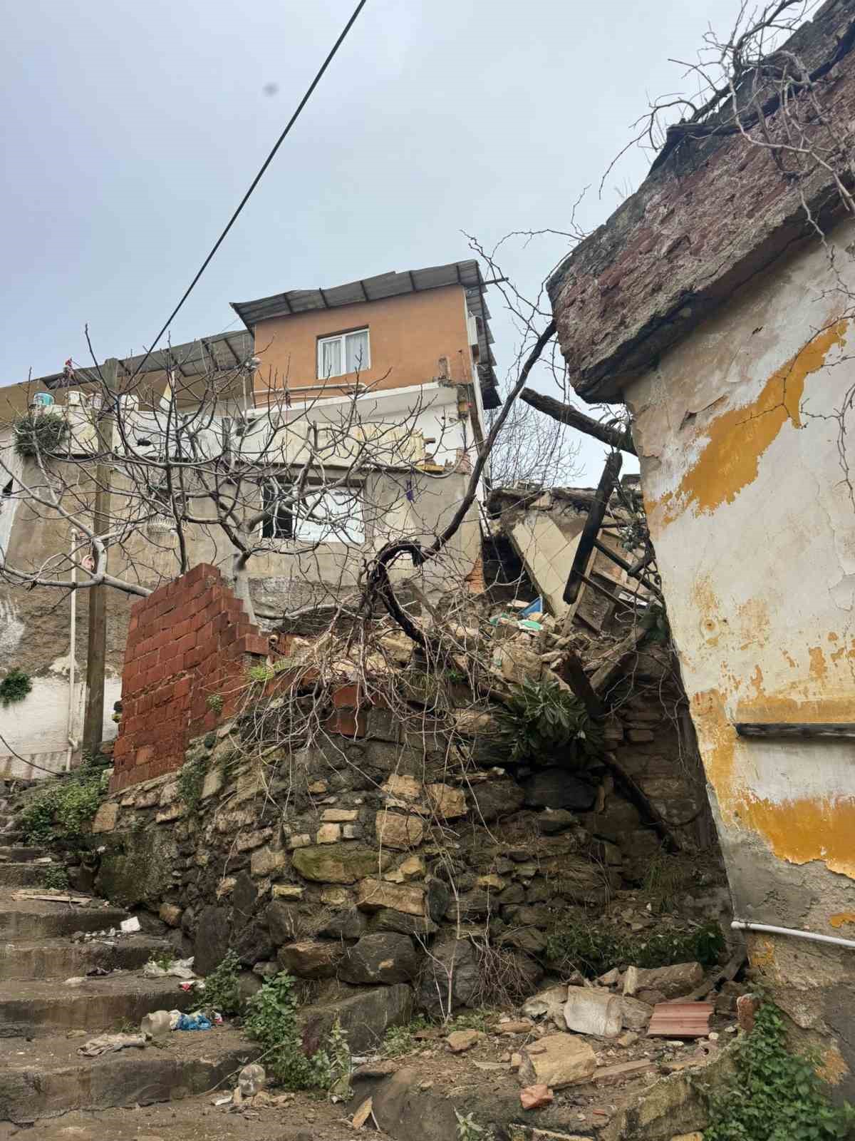 S&ouml;ke&rsquo;de yağmurun yumuşattığı evin duvarı &ccedil;&ouml;kt&uuml;
